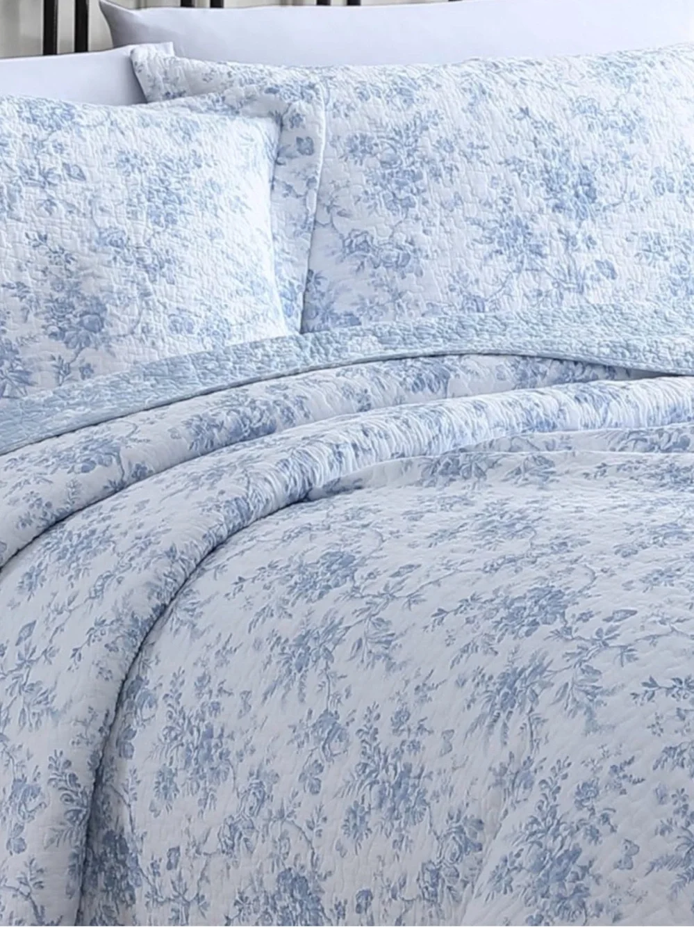 Laura Ashley - King Quilt Set, Soft & Reversible (Excellent Condition)